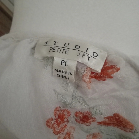 Studio Petite Embroidered Floral Ruffle Sleeve Lightweight Blouse Size Large P - Picture 5 of 8